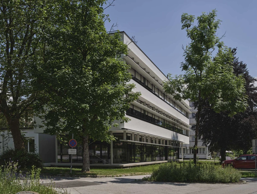Extension de l'école professionnelle tyrolienne de photographie, d'optique et d'acoustique auditive